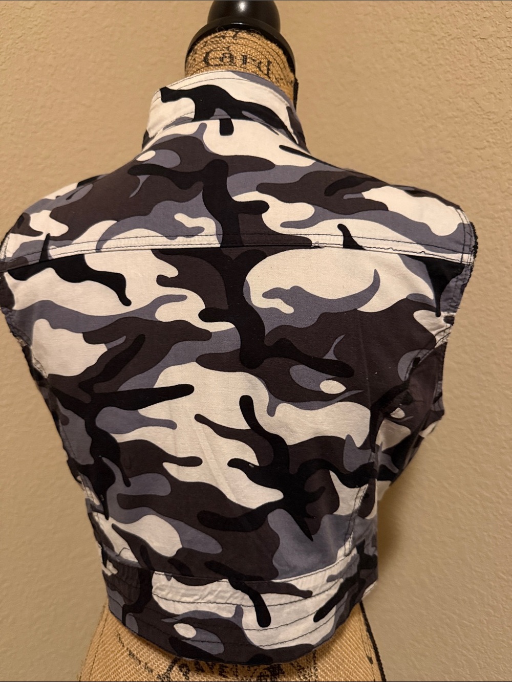 Voice Sleeveless Cropped Camouflage Vest - Black & Gray - Picture 2 of 3